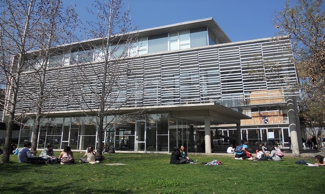 Fotografía de las afueras de College UC