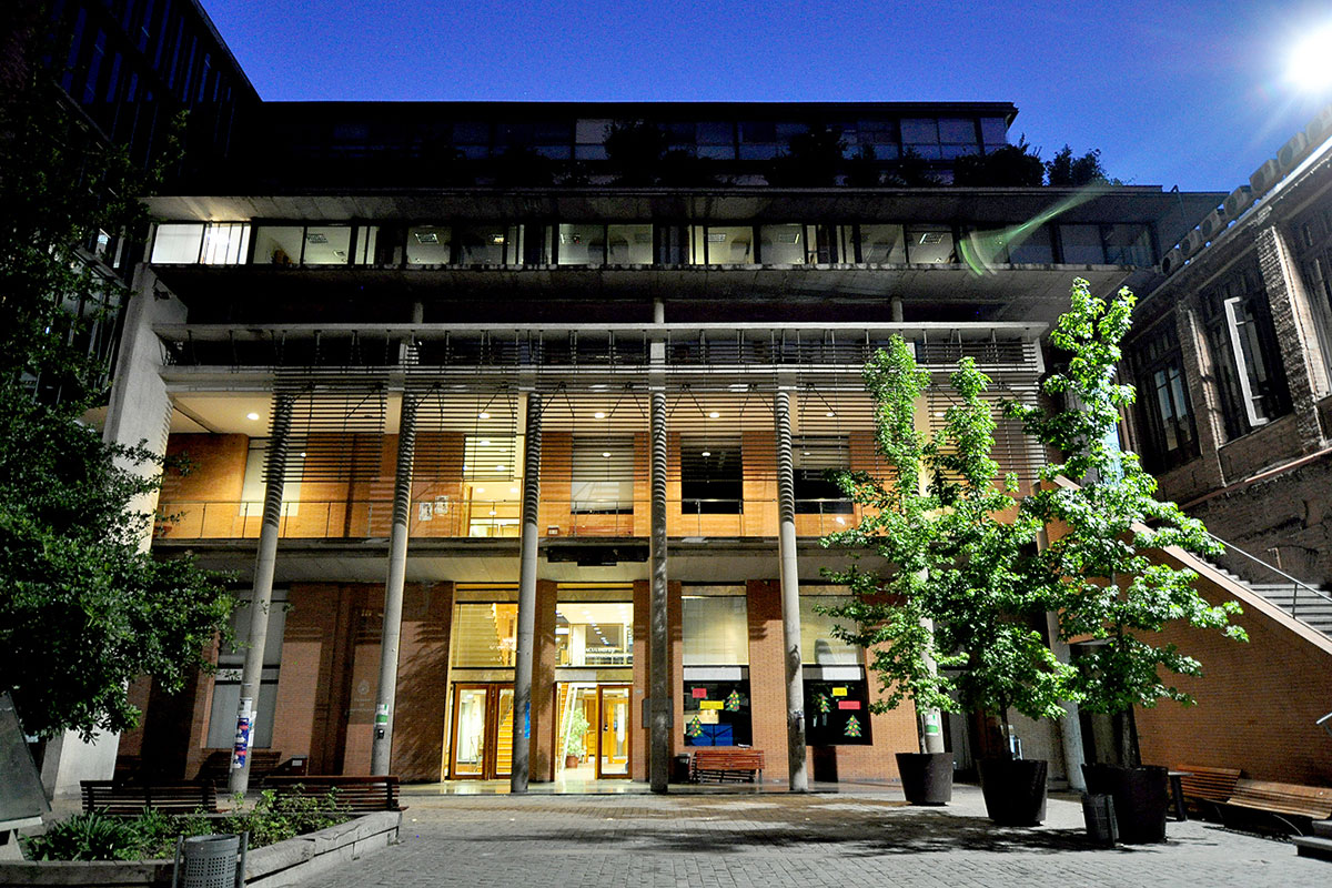 Fotografía de la Facultad de Comunicaciones iluminada de noche