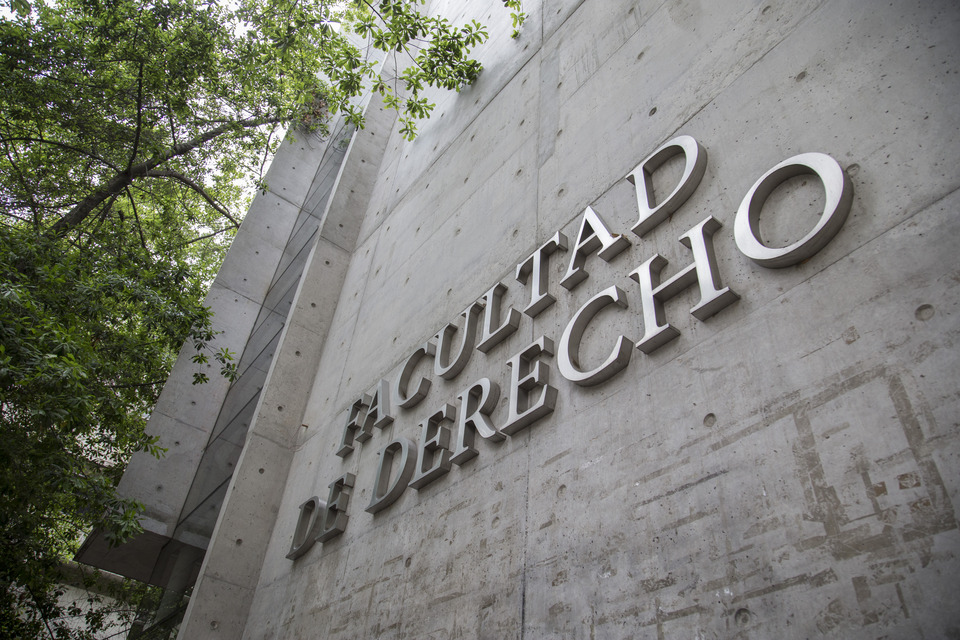 Fotografía de las afueras de la Facultad de Derecho UC