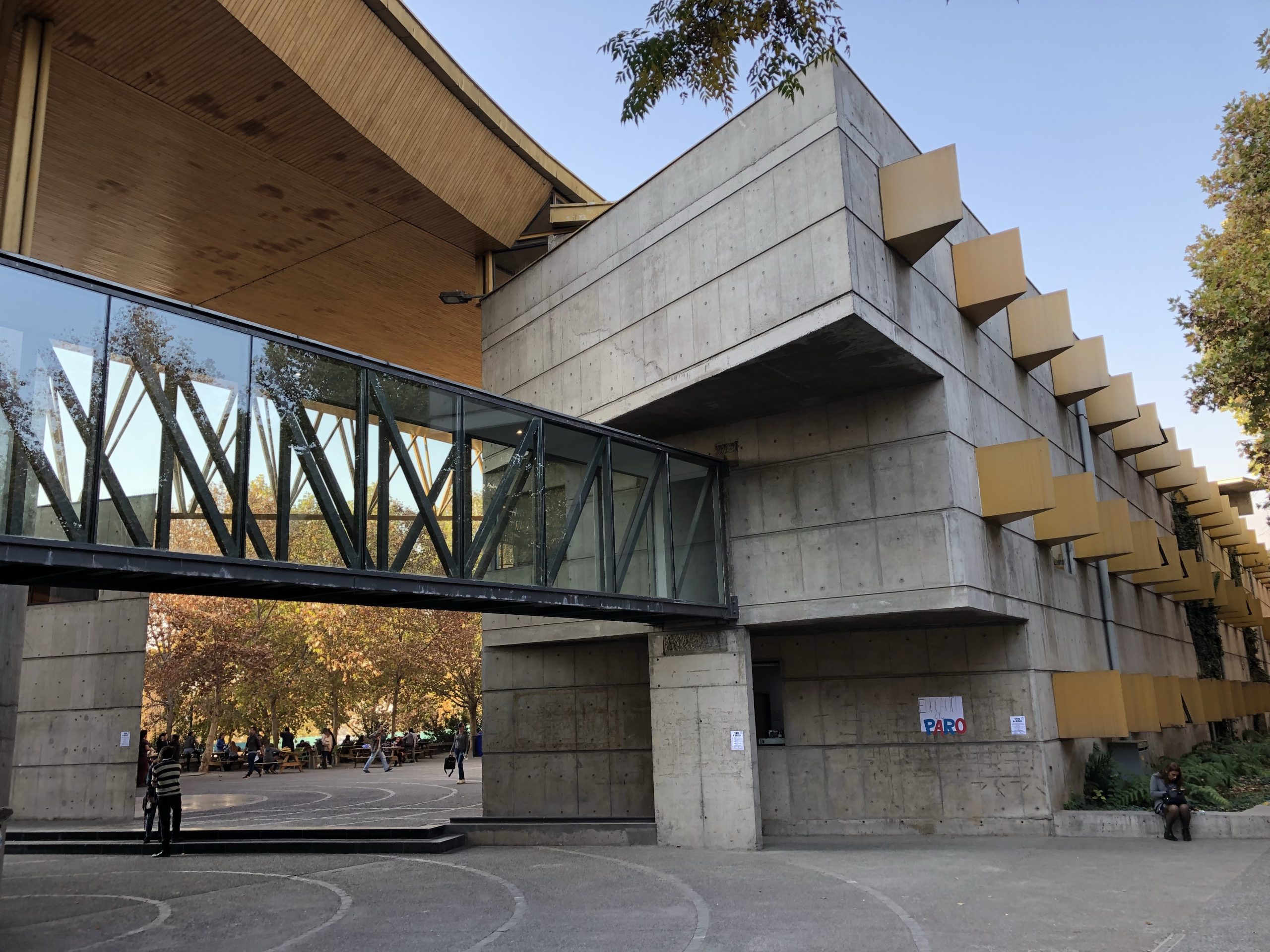 Fotografía de una de las caras de la Facultad de Educación UC