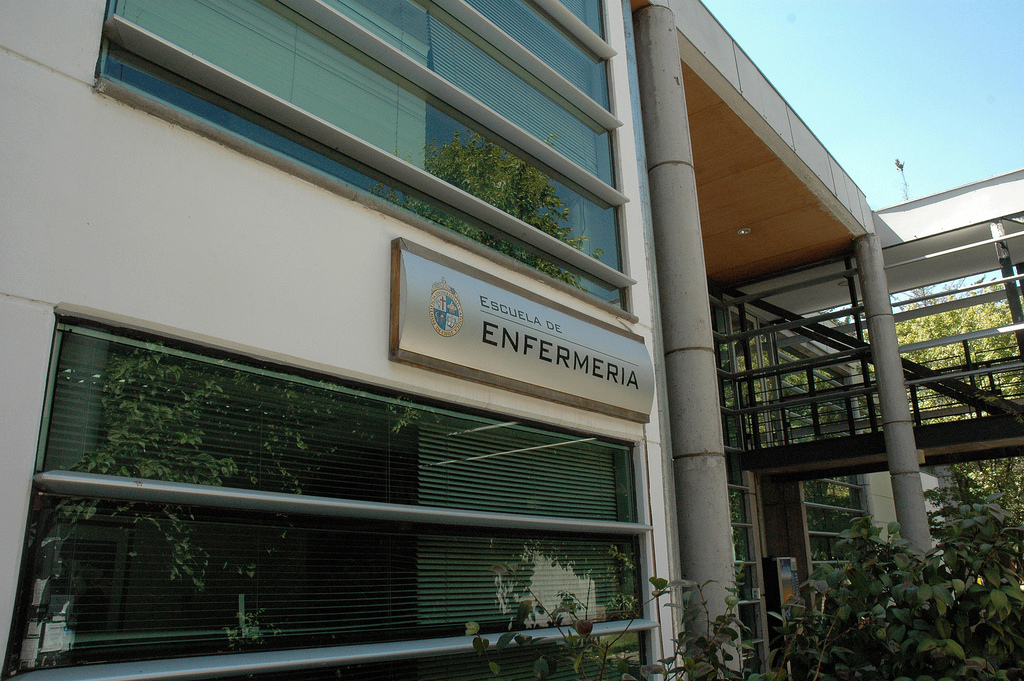 Fotografía de las afueras de la Escuela de Enfermería