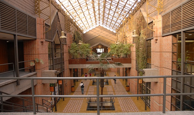 Fotografía de los pasillos interiores de la antigua Facultad de Economía y Administración UC