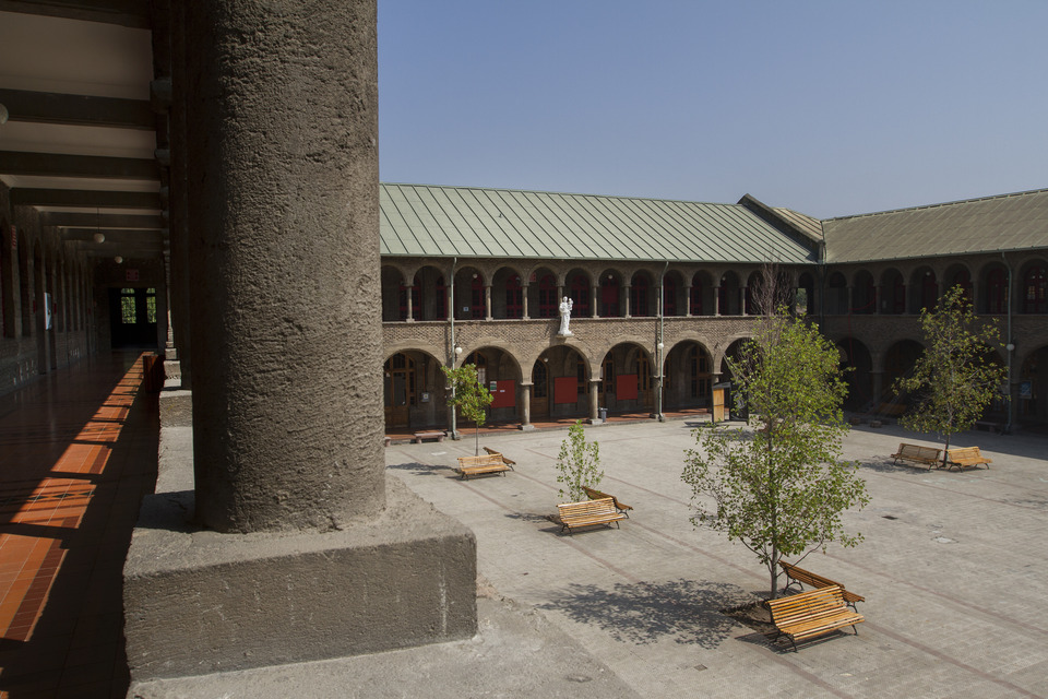 Fotografía de uno de los patios del Campus Oriente UC visto desde el segundo piso