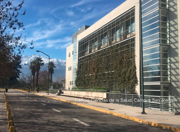 Fotografía del Edificio Ciencias de las Salud UC