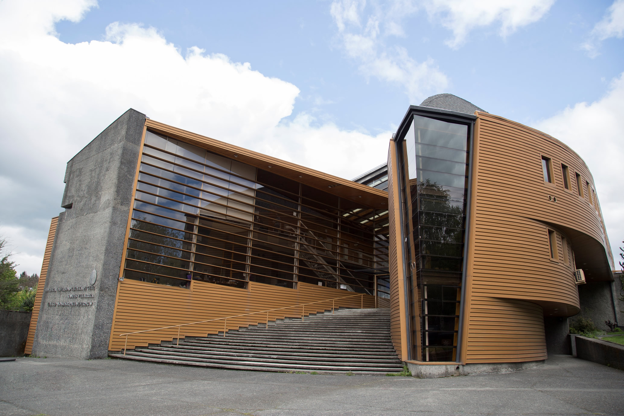 Fotografía del frontis del Campus Villarrica UC
