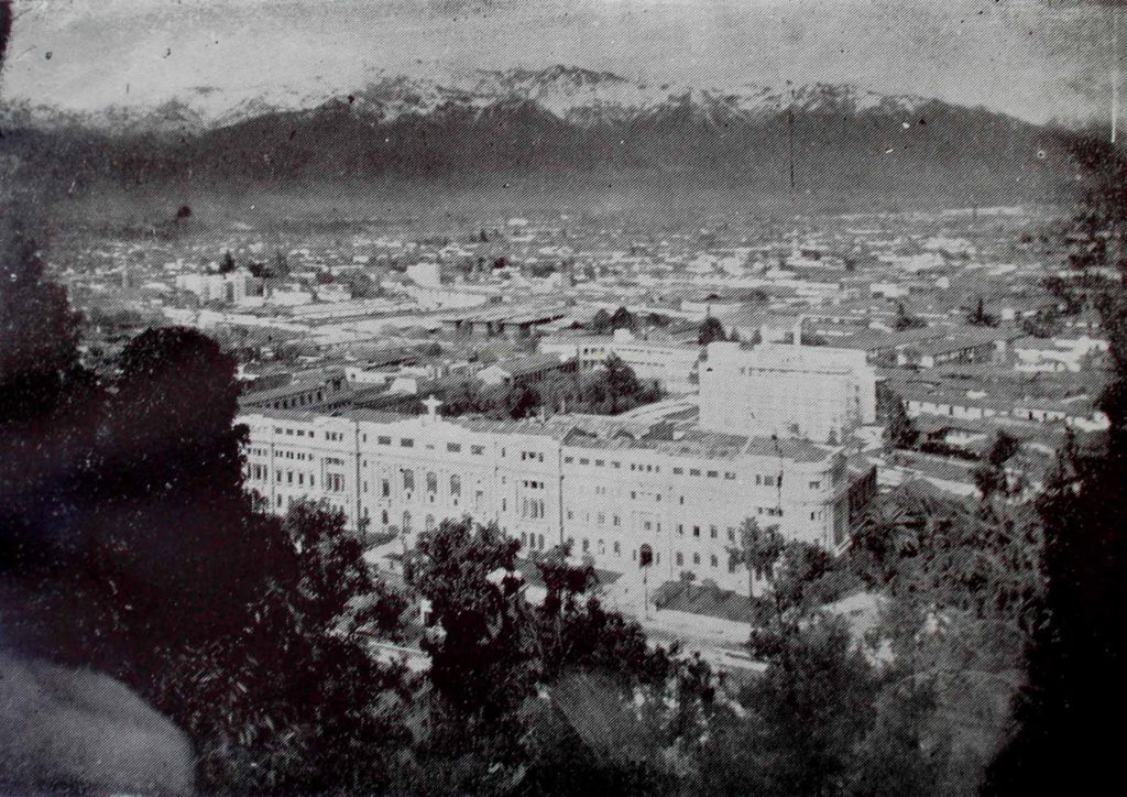 Fotografía antigua de la Casa Central UC, una foto panorámica tomada desde el Cerro Santa Lucía