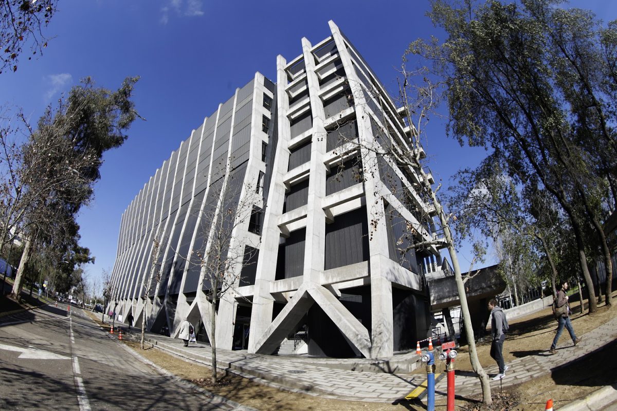 Fotografía de las afueras del Edificio de Ciencia y Tecnología