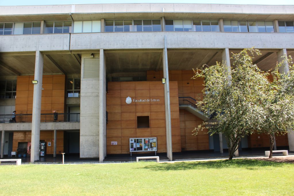 Fotografía de la Facultad de Letras UC