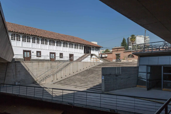 Fotografía de uno de los patios del Campus Lo Contador UC se ven muchas escaleras