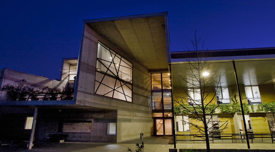 Fotografía nocturna de la Facultad Matemáticas en 2009