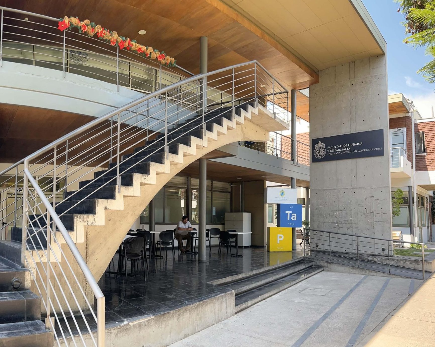 Fotografía de las afueras de la Facultad de Química y de Farmacia