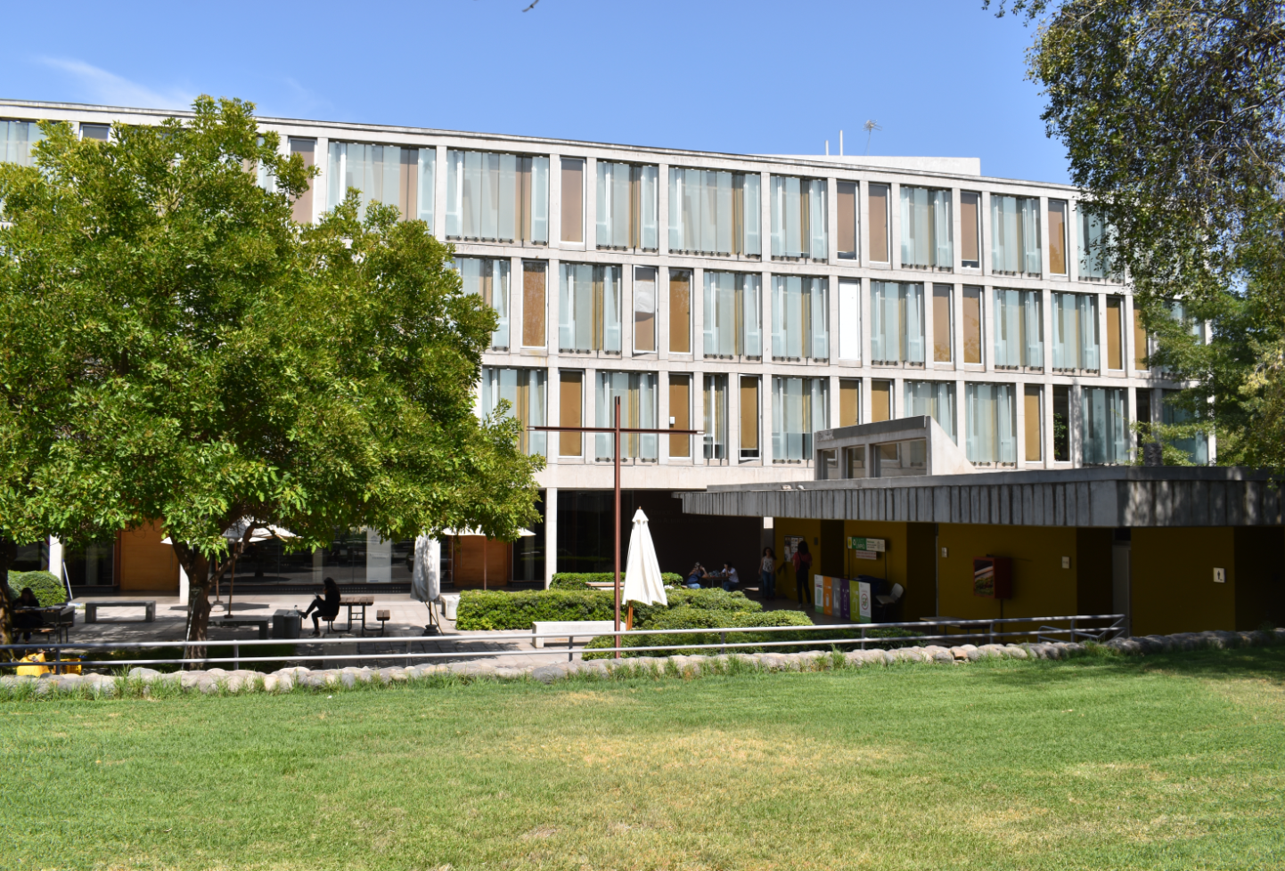 Fotografía del edificio de la Facultad de Teología UC