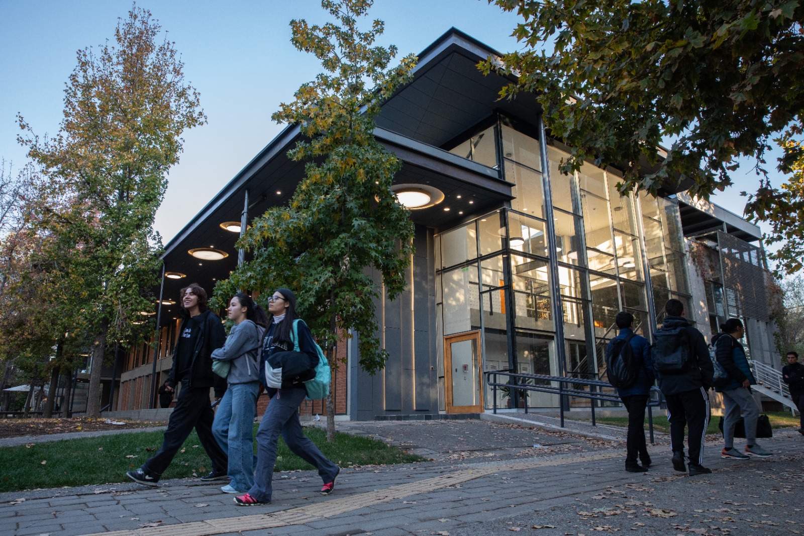 Foto del frontis del Instituto de Astrofísica UC en 2024