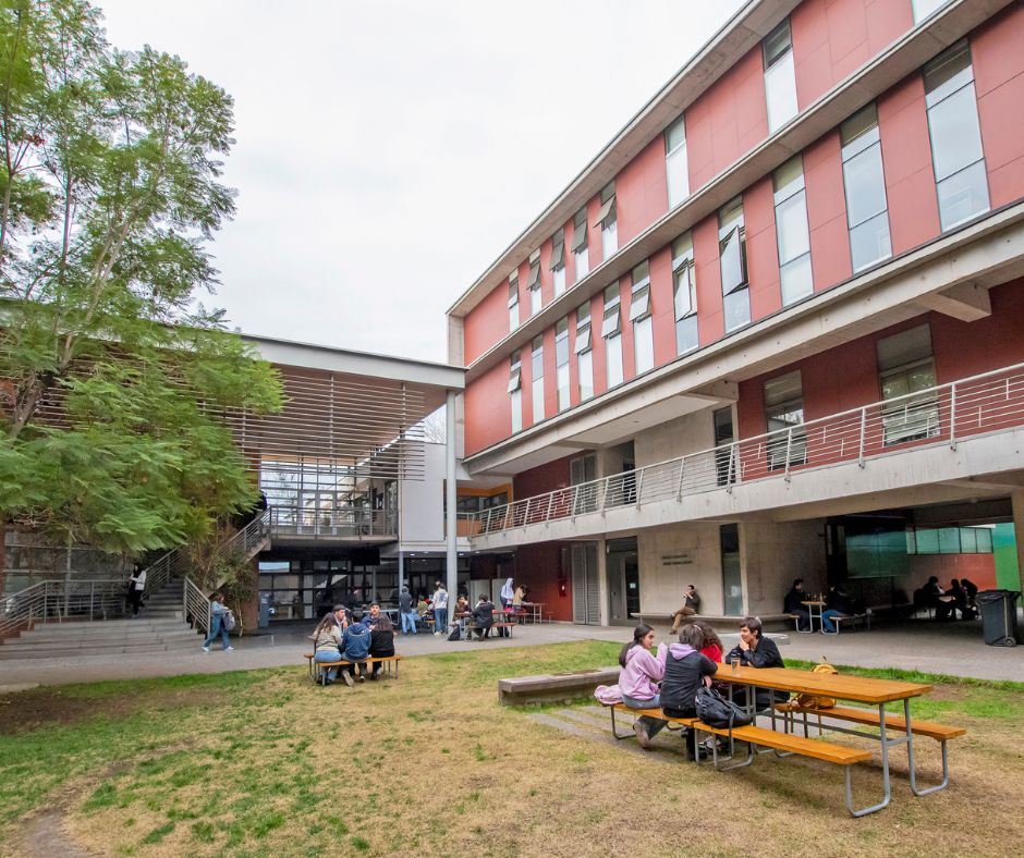 Foto del patio del Instituto de Física UC
