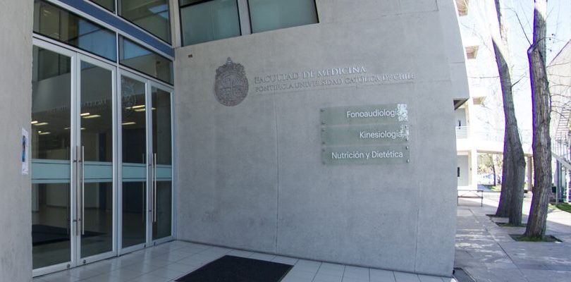 Fotografía de uno de los edificios de la Escuela de Ciencias de la Salud escrito Fonoaudiología, Kinesiología, y Nutrición y Dietética