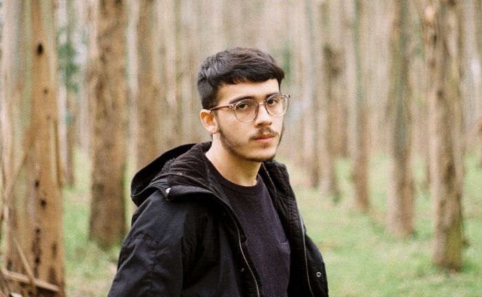 Fotografía de Joaquín Jiménez con un bosque de fondo