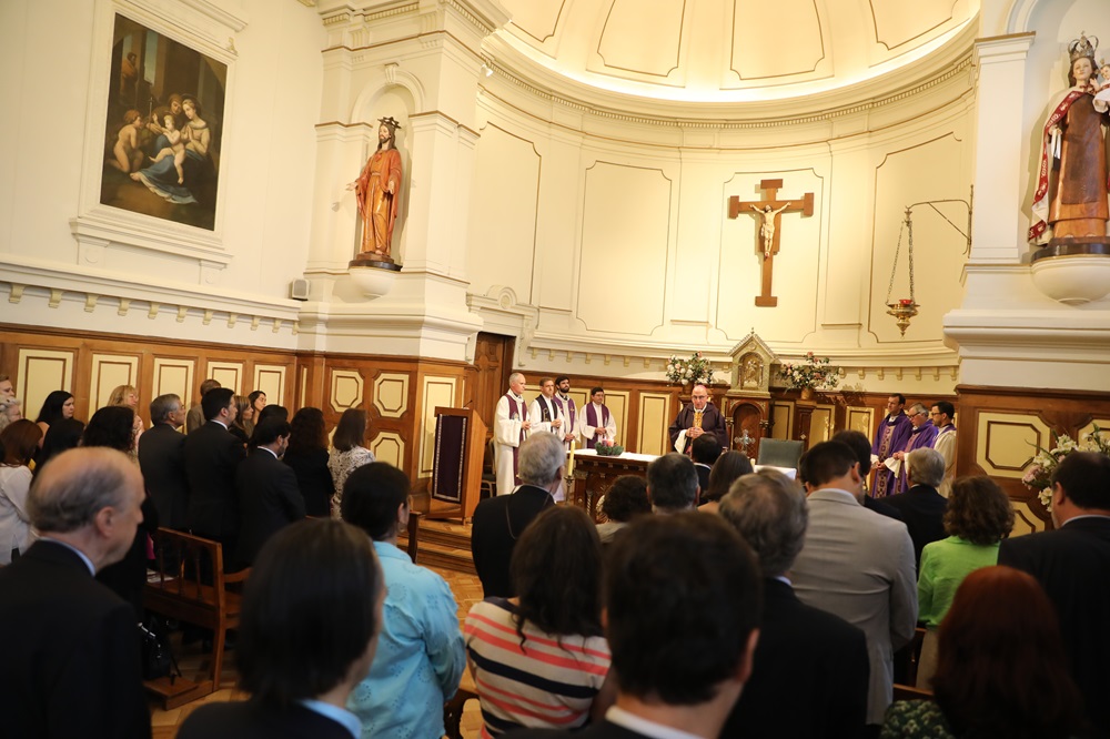 Fotografía de una misa por dentro en la capilla de la Casa Central UC