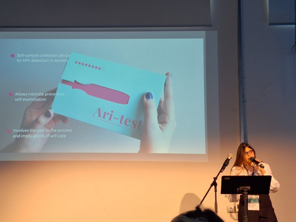 Fotografía de la diseñadora UC, Macarena Silva dando un discurso