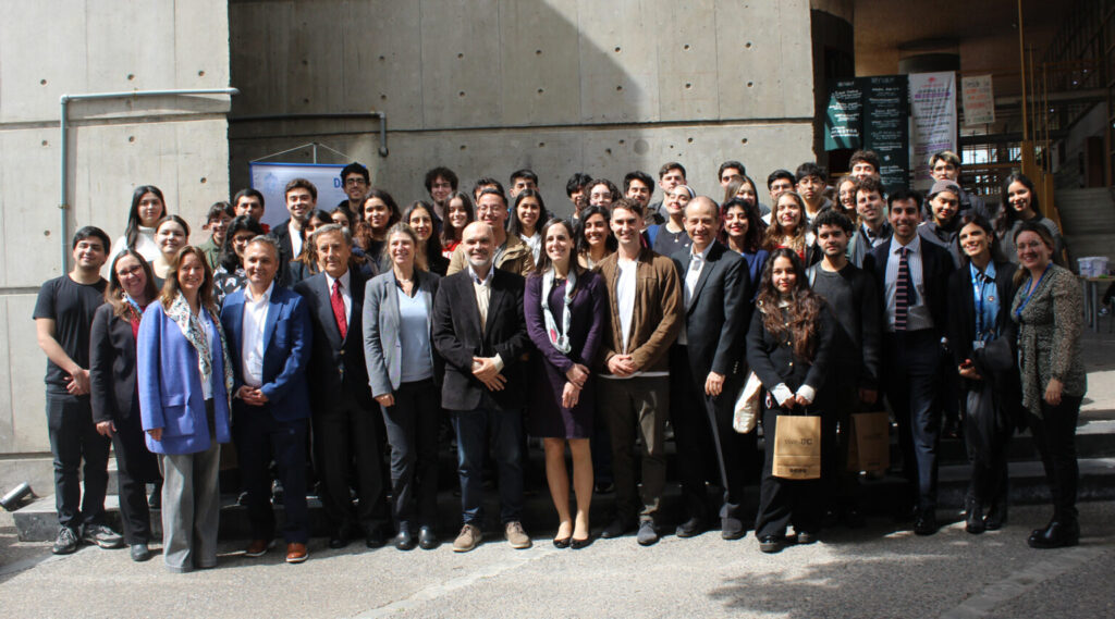 Fotografía de un gran grupo de Alumni UC que viven alrededor del mundo junto a autoridades UC