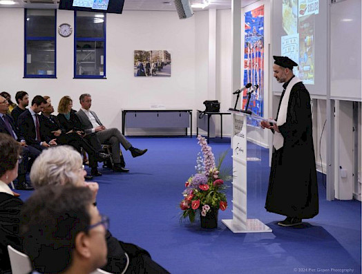 Fotografía del Alumni UC, Sebastián Ureta, dando un discurso tras recibir una distinción