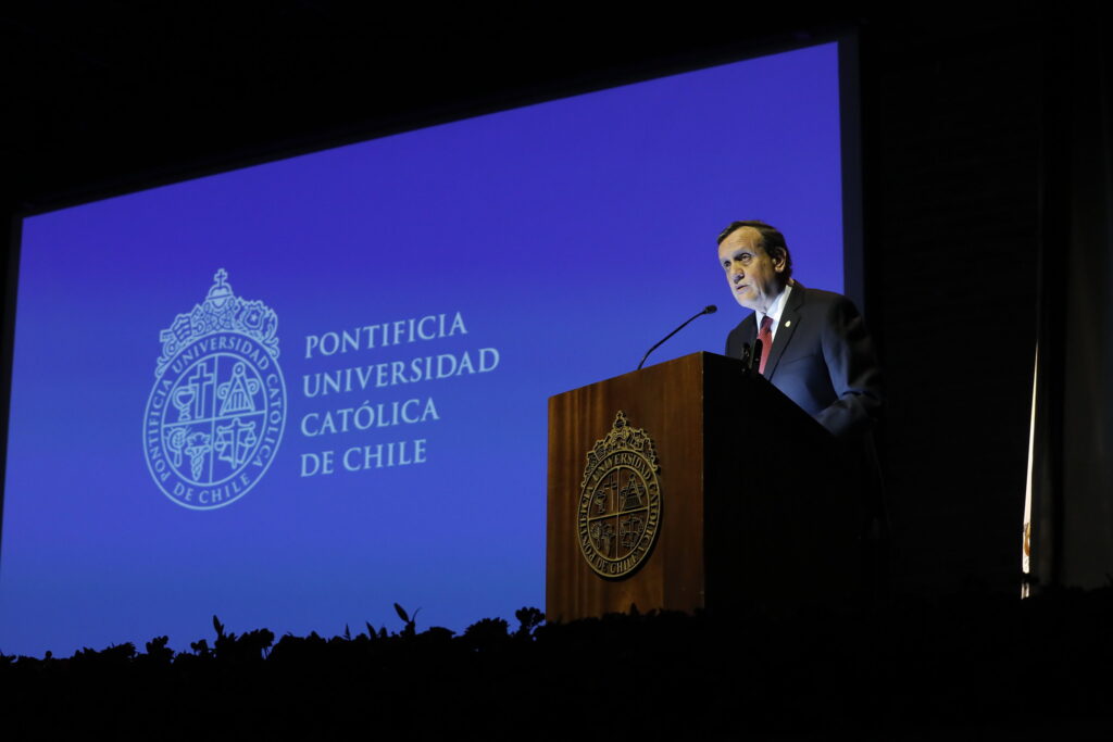 Fotografía de el ex rector UC, Ignacio Sánchez dando un discurso