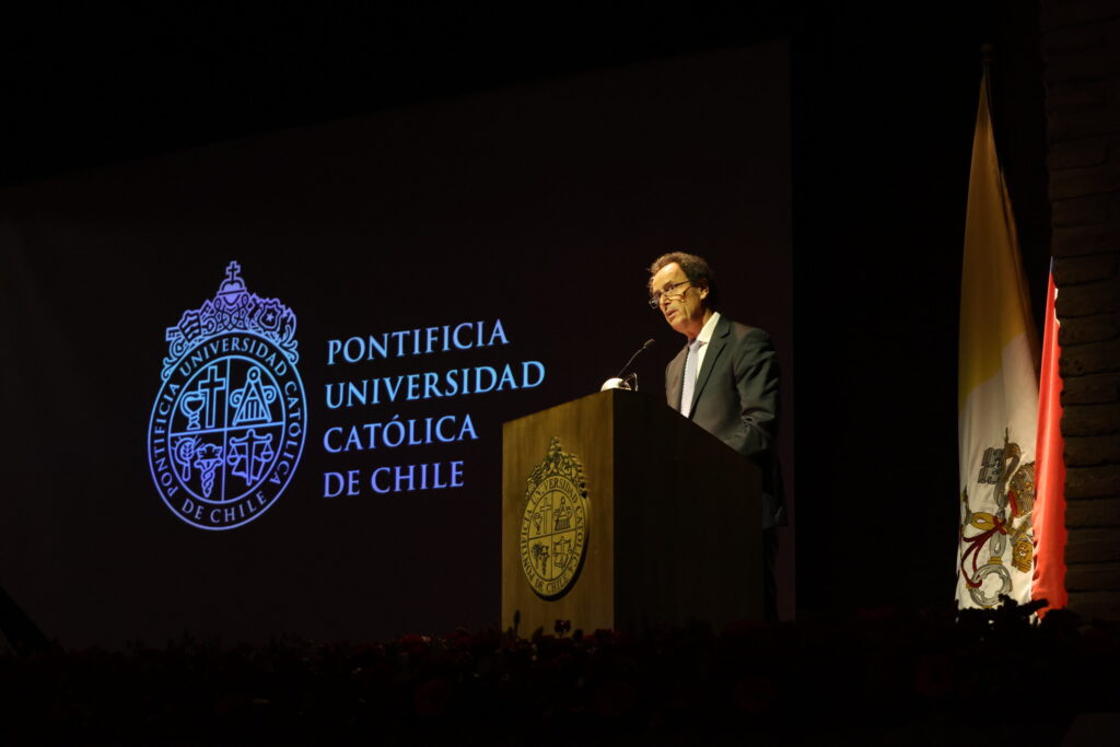 Fotografía del rector Juan Carlos de la Llera dando un discurso en una ceremonia.
