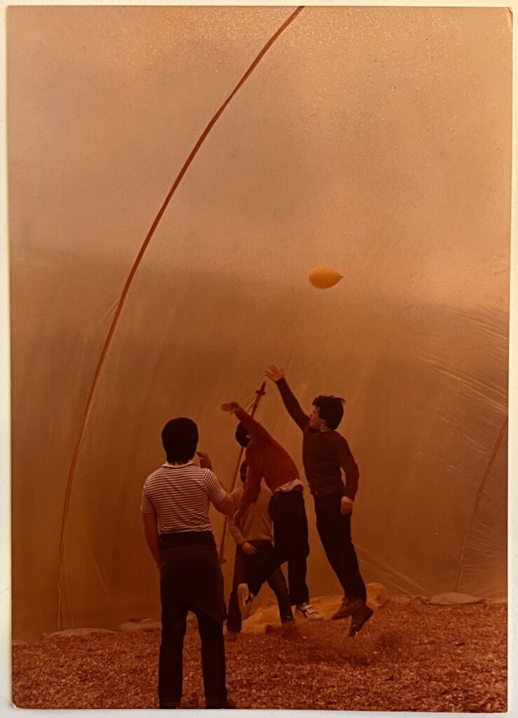 Fotografía de archivo de cuatro personas jugando con un globo