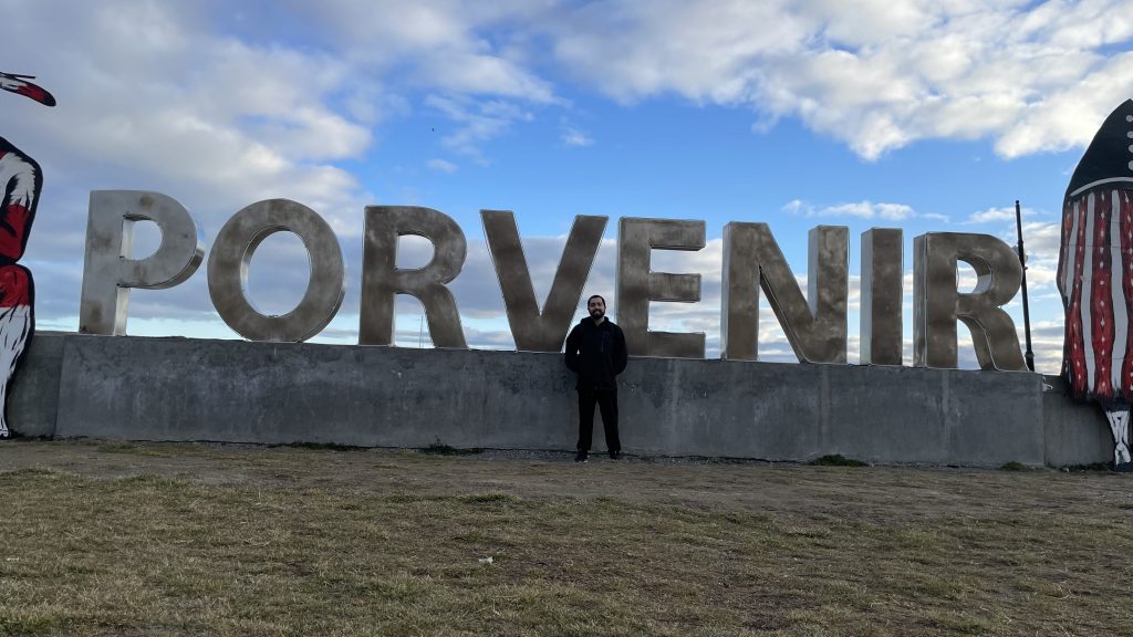 Fotografía de una persona frente a unas letras gigantes que dicen PORVENIR