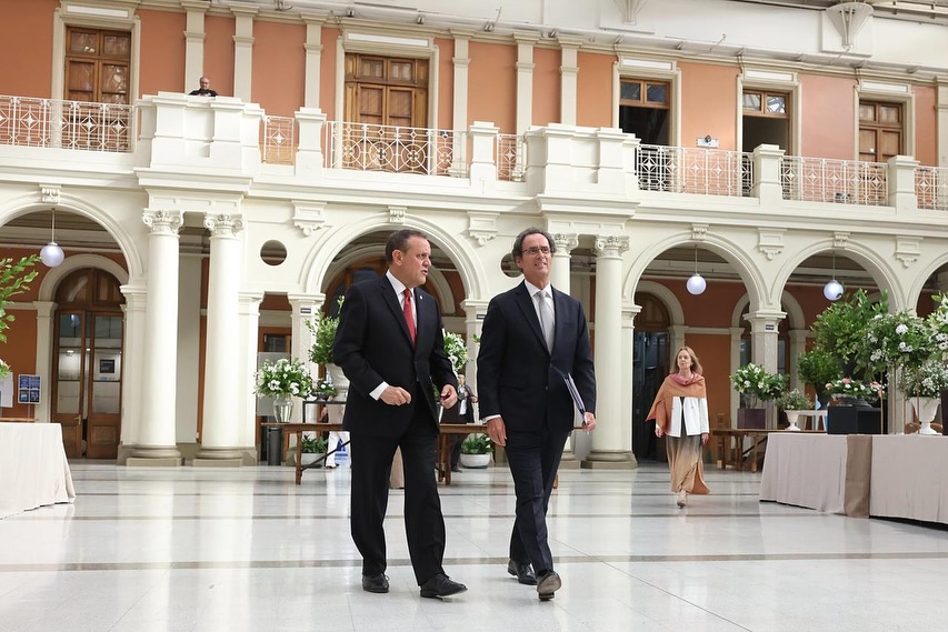 Fotografía del Rector UC, Juan Carlos de la Llera, junto al ex rector UC, Ignacio Sánchez