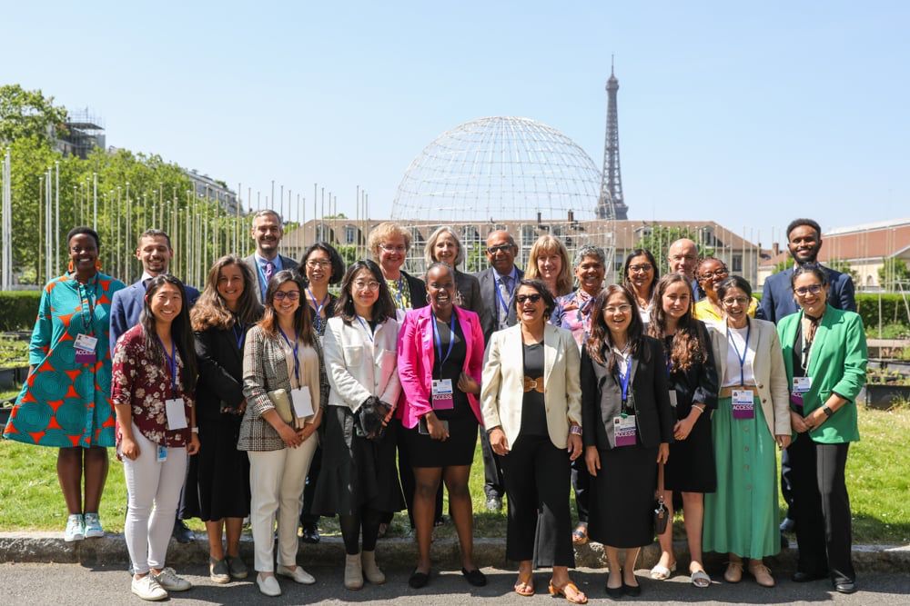 Fotografía de la Alumni UC, Catalina Pizarro, junto un gran grupo de personas en encuentro de la ONU
