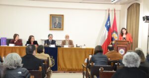 Fotografía de la Alumni UC, María José Navia, dando un discurso frente a un público