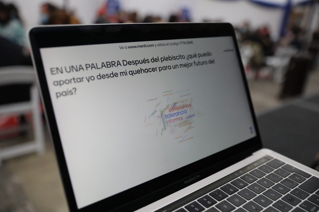 Fotografía de un computador que dice En una palabra después del plebiscito ¿qué puedo aportar yo desde mi quehacer para un mejor futuro del país?