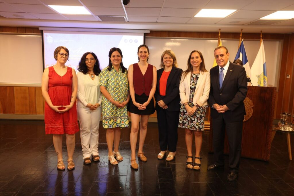 Fotografía del ex rector UC, Ignacio Sánchez junto a seis personas en un salón