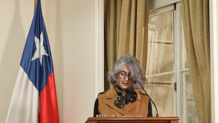Eliana Rozas dando un discurso en un acto formal.