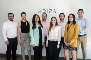 Fotografía de un grupo de ocho personas de pie posando
