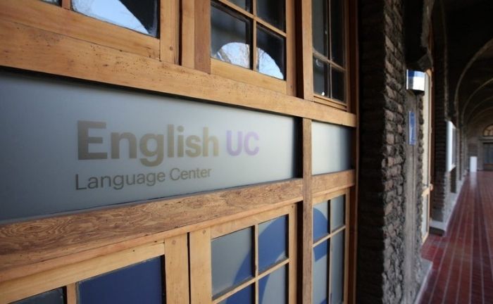 Fotografía de el logo de English UC impreso en una pared