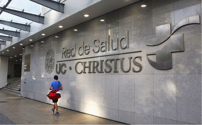 Fotografía del logo Red de Salud UC Christus en la pared de una de sus sucursales