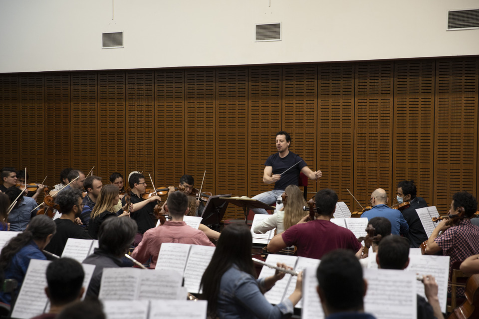 Fotografía de Paolo Bortolameolli dirigiendo una orquesta