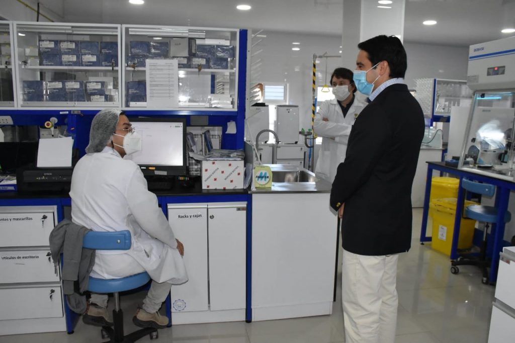 Fotografía de un laboratorio, las personas usan mascarilla