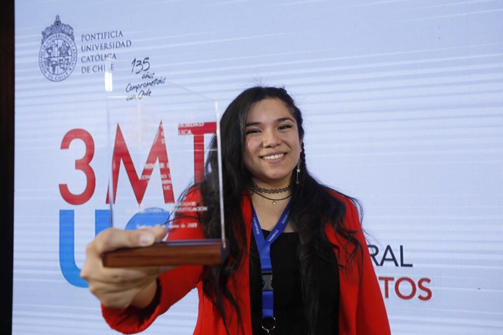 Fotografía de Macarena Droguett posando con un premio