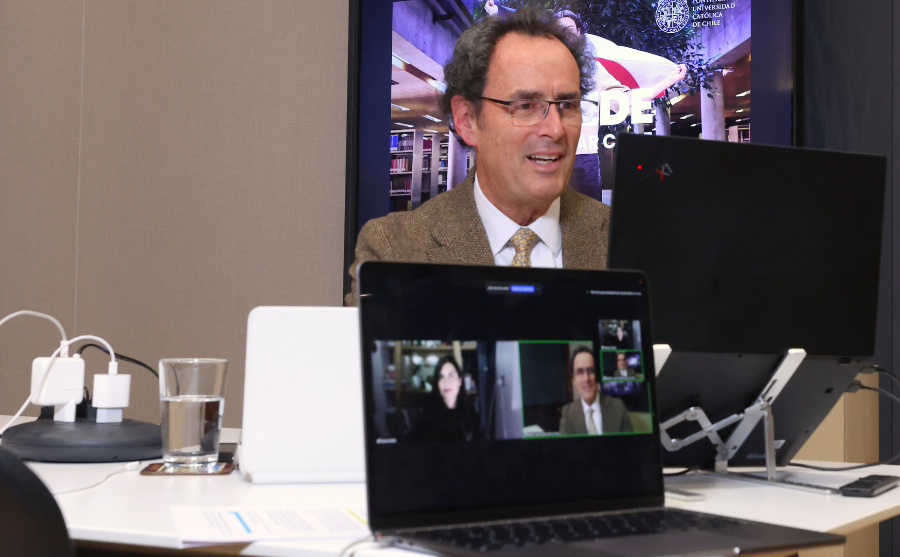 Fotografía del rector Juan Carlos de la Llera frente a un computador hablando