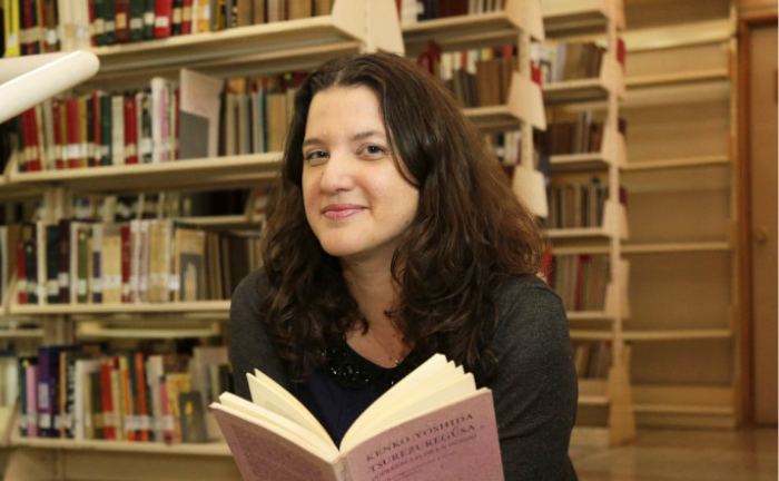 Fotografía facial de María José Navia sosteniendo un libro