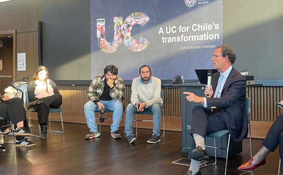 Fotografía del Rector Juan Carlos de la llera sentado hablando con otras personas