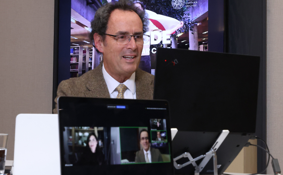 Fotografía del rector Juan Carlos de la Llera frente a un computador hablando