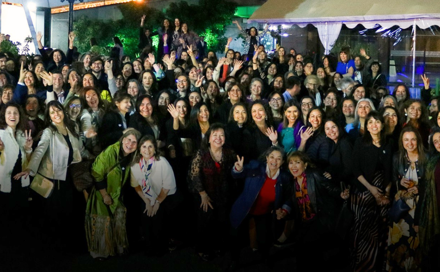Fotografía de decenas de mujeres sonriendo