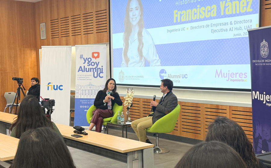Fotografía de Francisca Yáñez junto a Pedro Boucho conversando