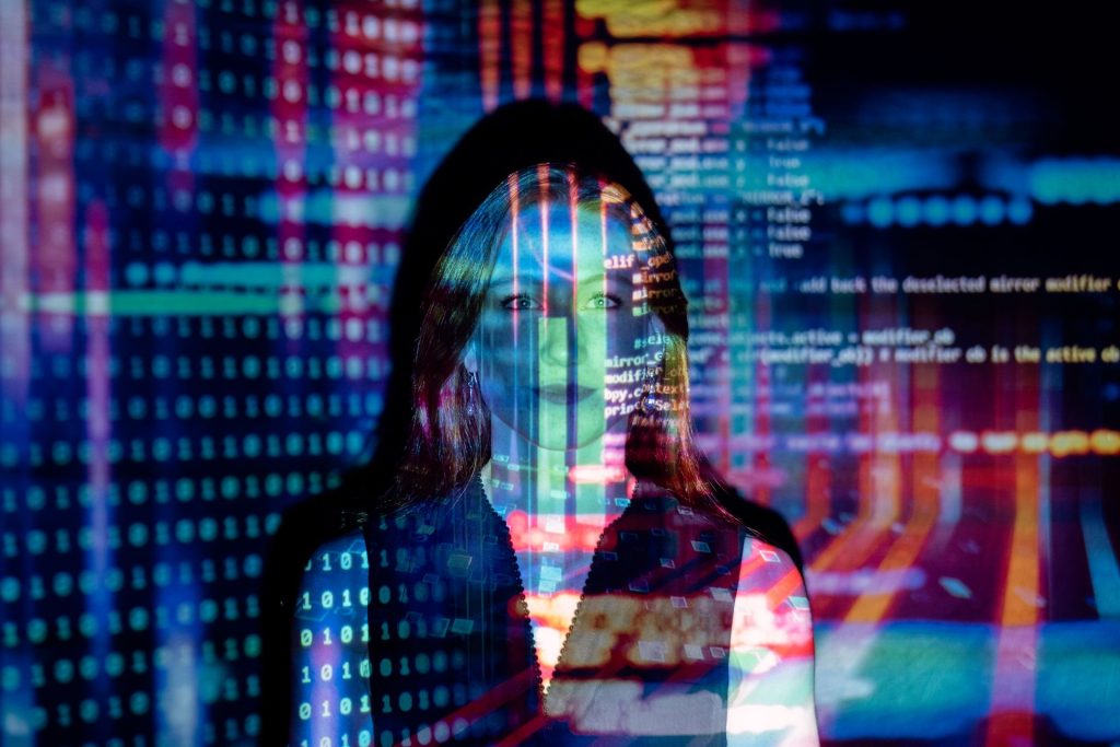 Fotografía de mujer detrás de pixeles
